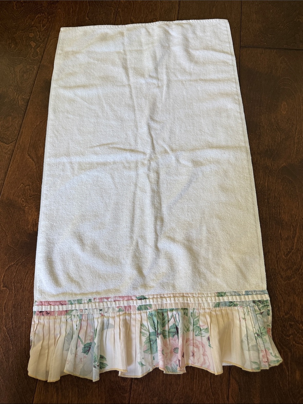 Vintage 1978 The Avanti Look White Cotton Floral Ruffle Large Boho Hand Towel